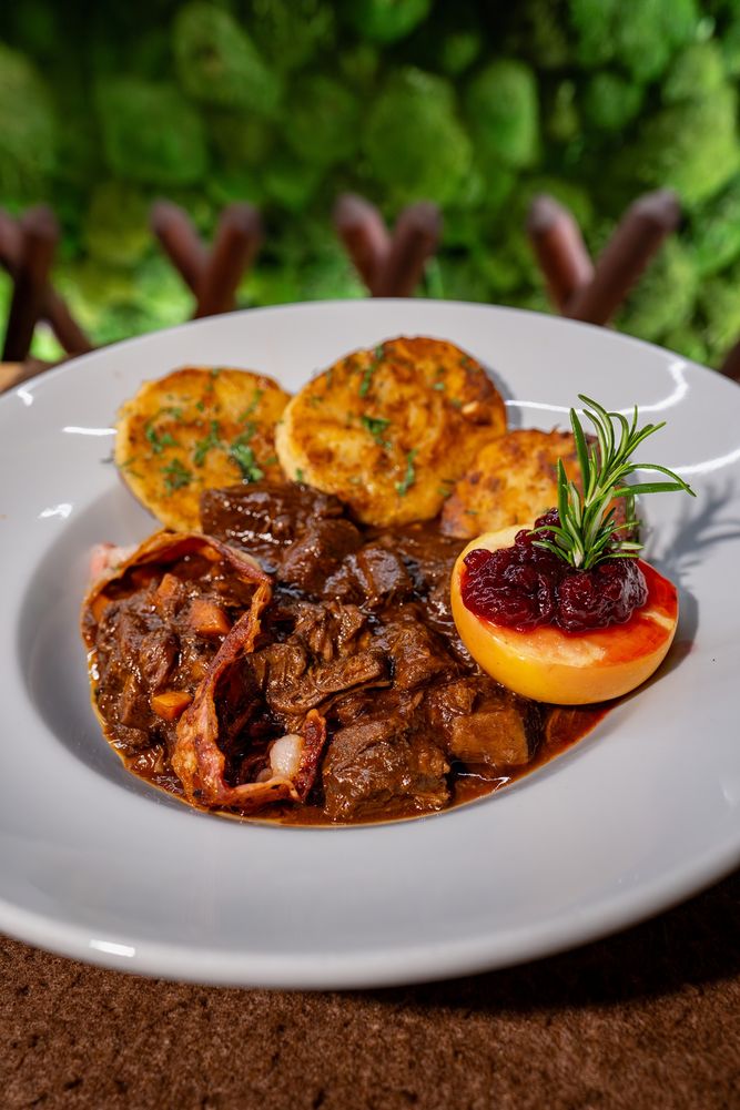 Hirschgulasch aus dem Stadtkrug Weiden