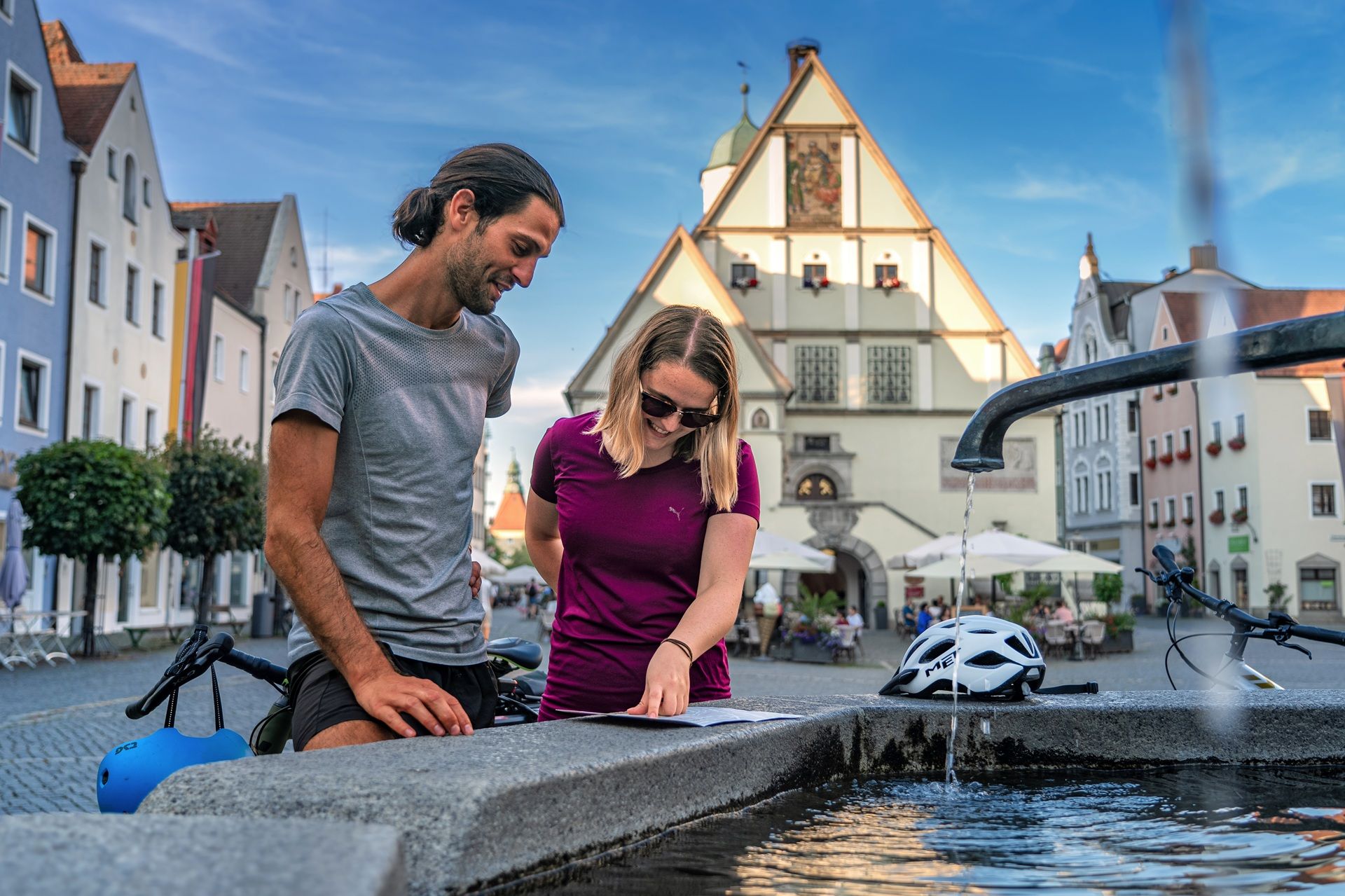 Radlerpause vor dem Alten Rathaus in Weiden in der Oberpfalz