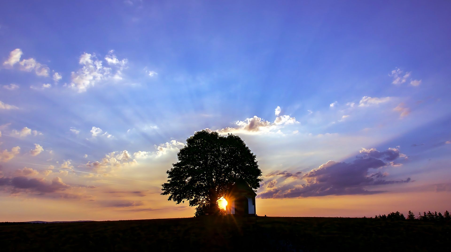 Sonnenaufgang mit Kapelle bei Muglhof