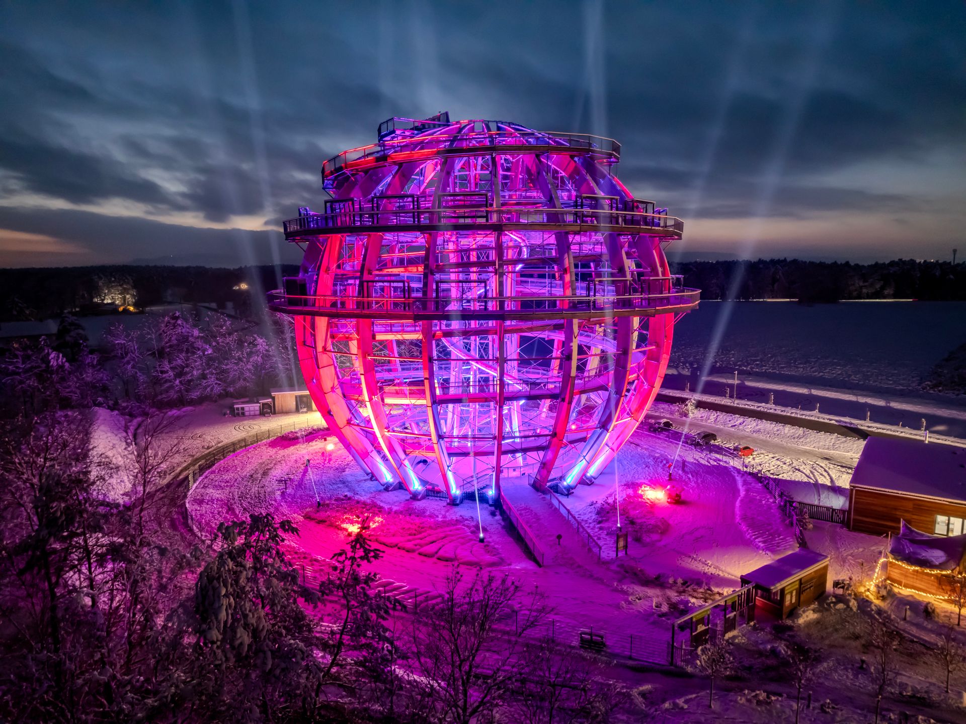 Erlebnisholzkugel zur Weihnachtszeit