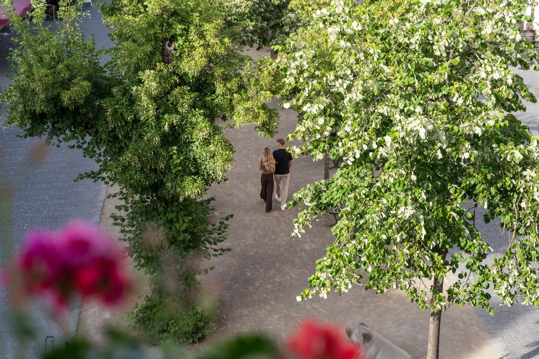 Auf dem Bild ist ein Pärchen in der Weidener Altstadt zu sehen.