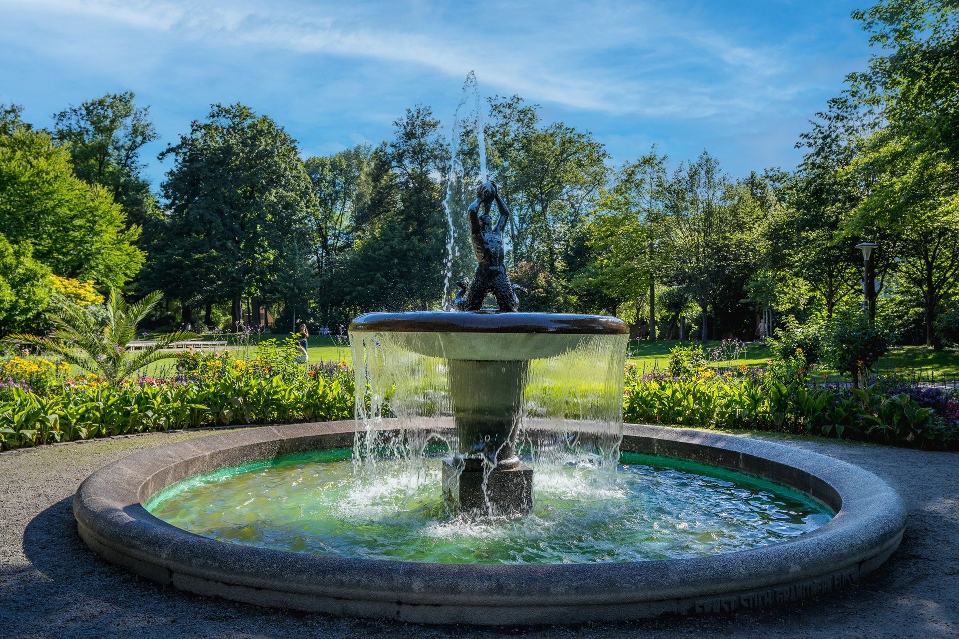 Auf dem Bild ist der Triton-Springbrunnen in der Stadt Weiden zu sehen.