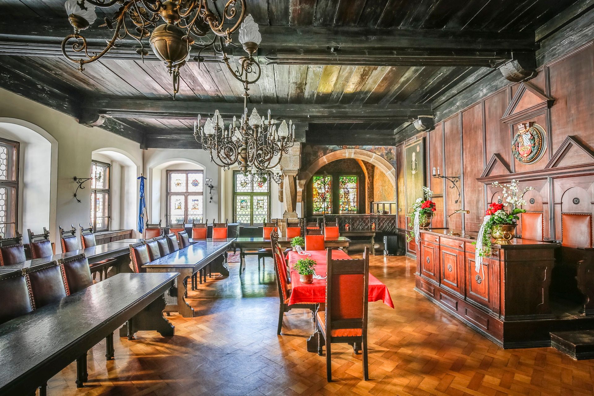 Das Bild zeigt den Sitzungssaal im Alten Rathaus
