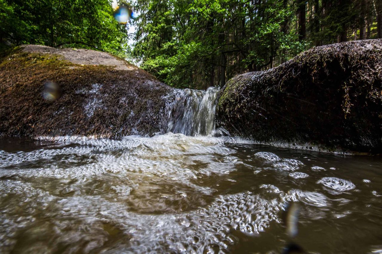 Wasser läuft über Fels