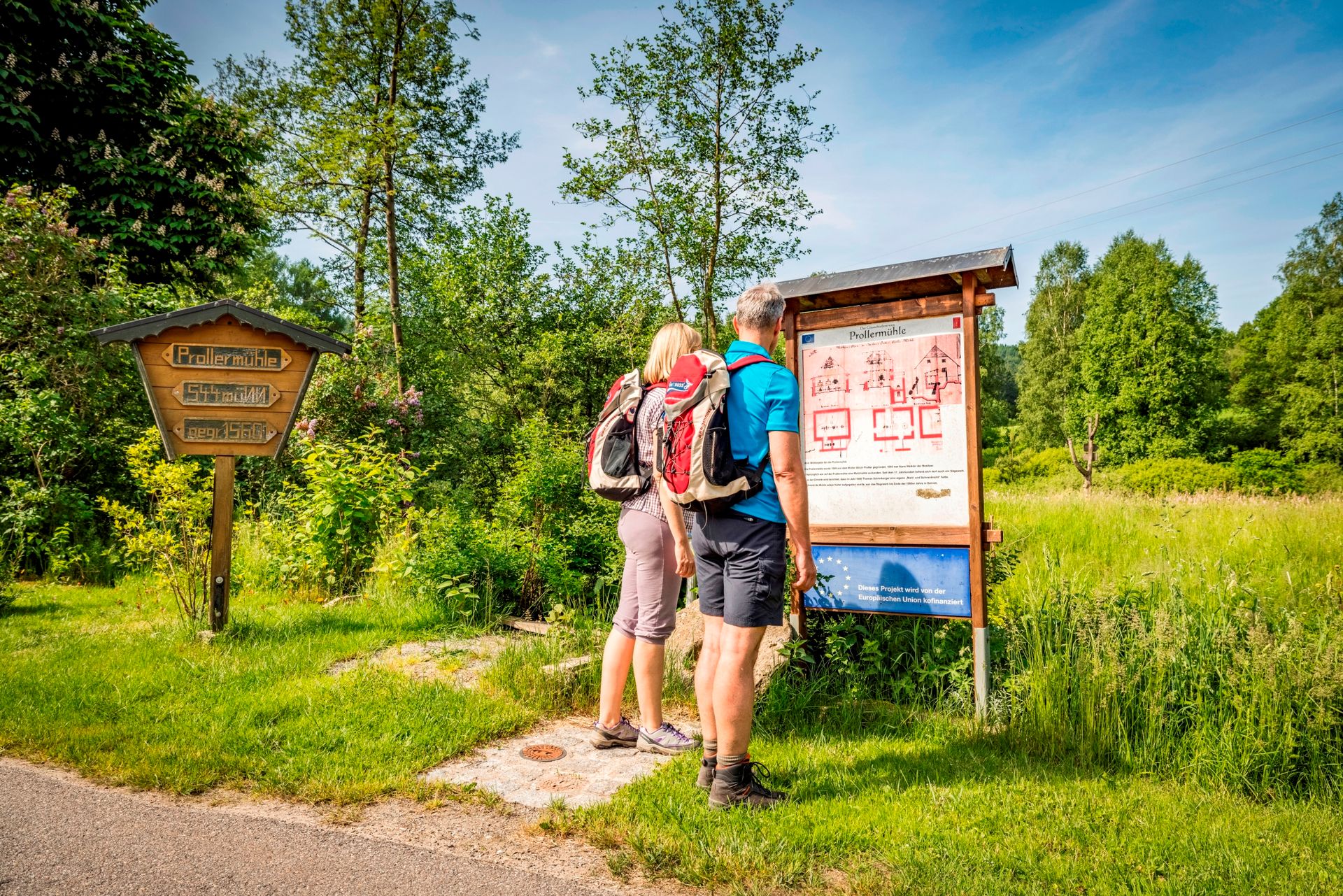 Wanderer an Infotafel