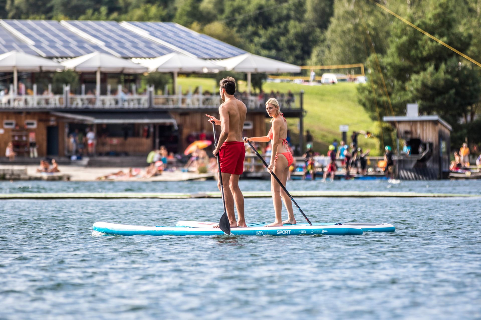 Stand Up Paddling am Steinberger See mit Blick auf die Wasserskianlage