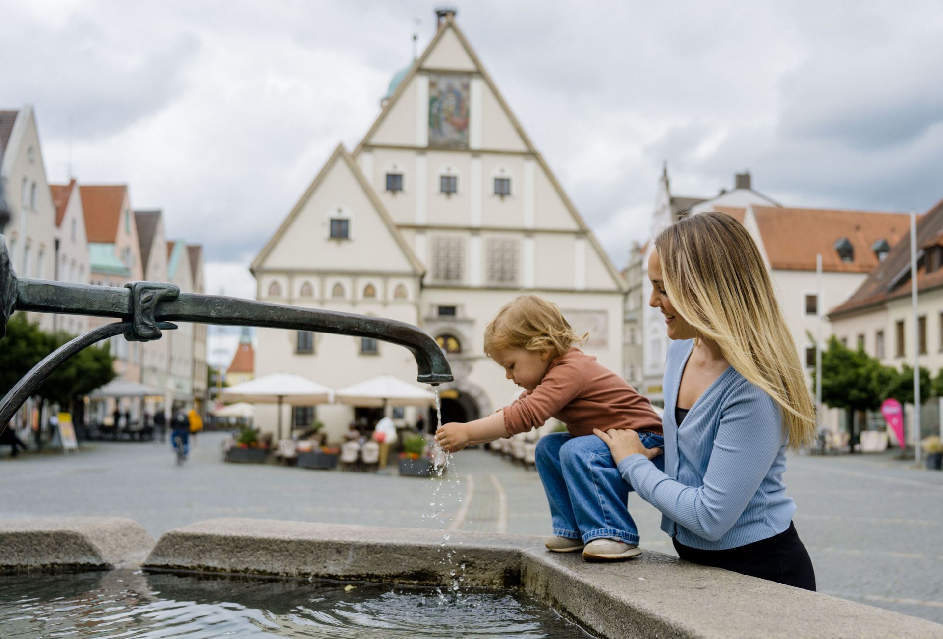 Lena und Lilly vor dem Alten Rathaus in Weiden