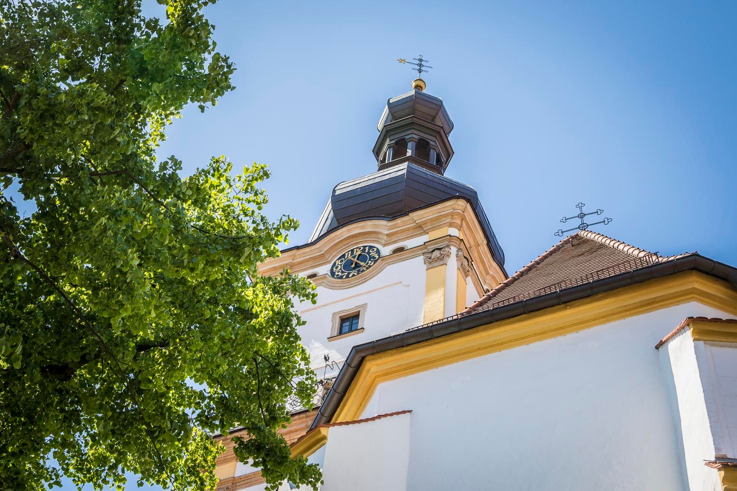 Das Bild zeigt die Außenansicht einer Kirche. Es handelt sich um die Kirche St. Michael in Weiden.