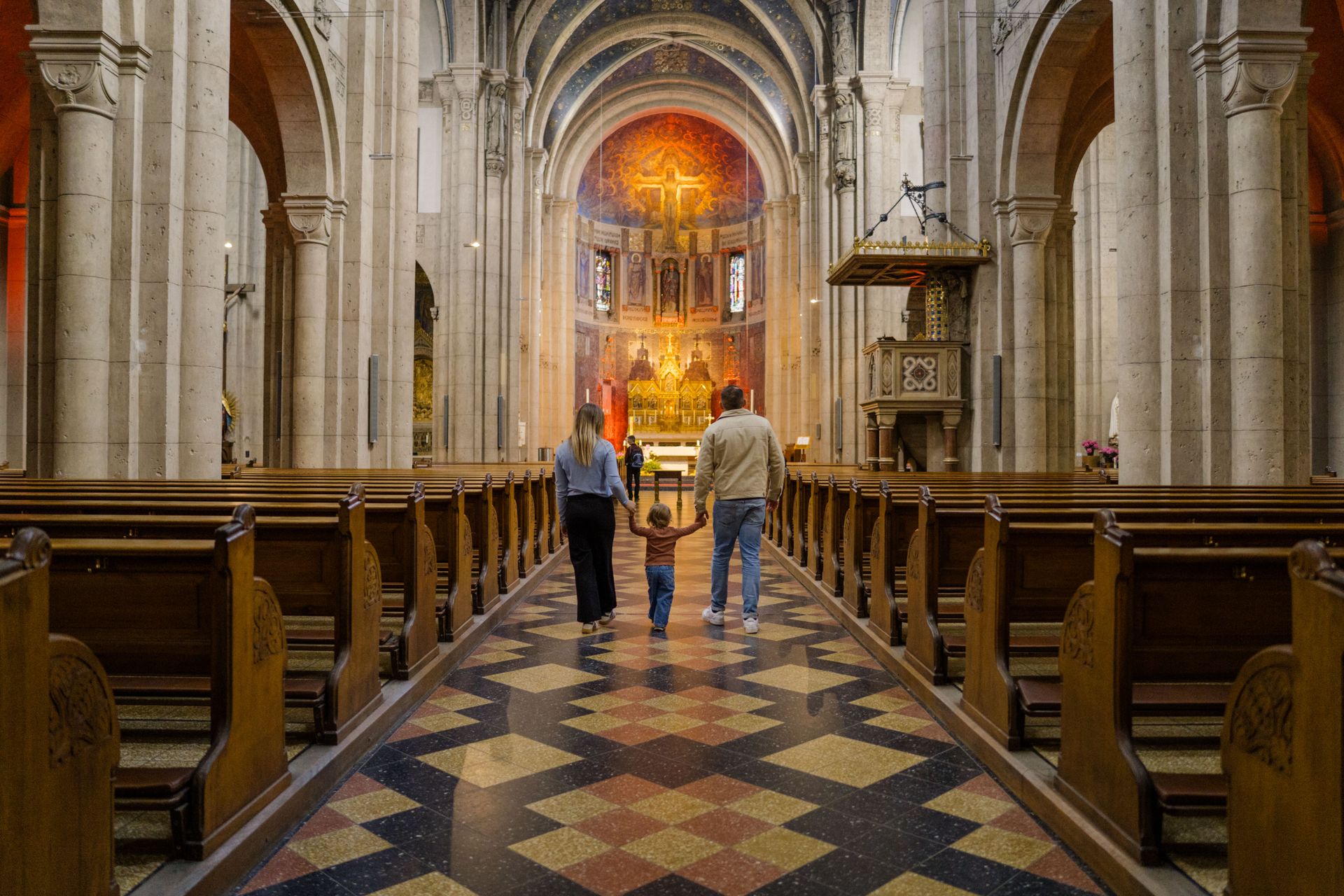 Auf dem Bild ist eine Familie in der Kirche St. Josef in Weiden zu sehen.